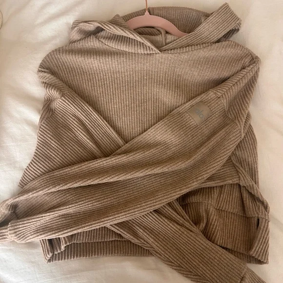 ALO Yoga Tan Ribbed Women Sweater and Sweatpants - Picture 3 of 9